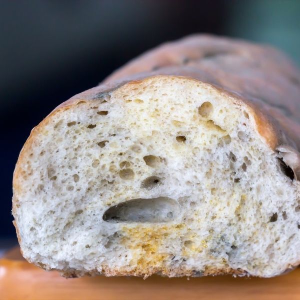 Schimmeliges Brot vermeiden durch kontrollieren des Lebensmittelvorrats.