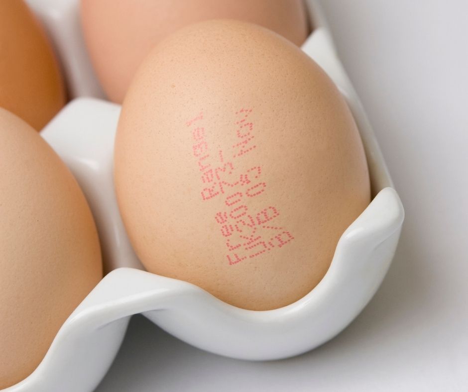 Durch das aufgedruckte Legedatum lässt sich die Haltbarkeit bei Eiern sehr gut errechnen.